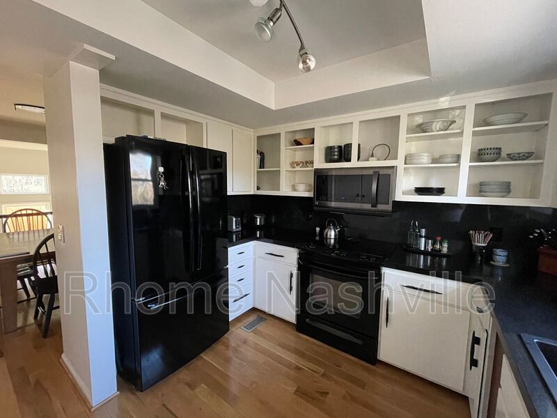 Spectacular West End condo in Richmeade Pl-Mostly Furnished Coming soon! property image