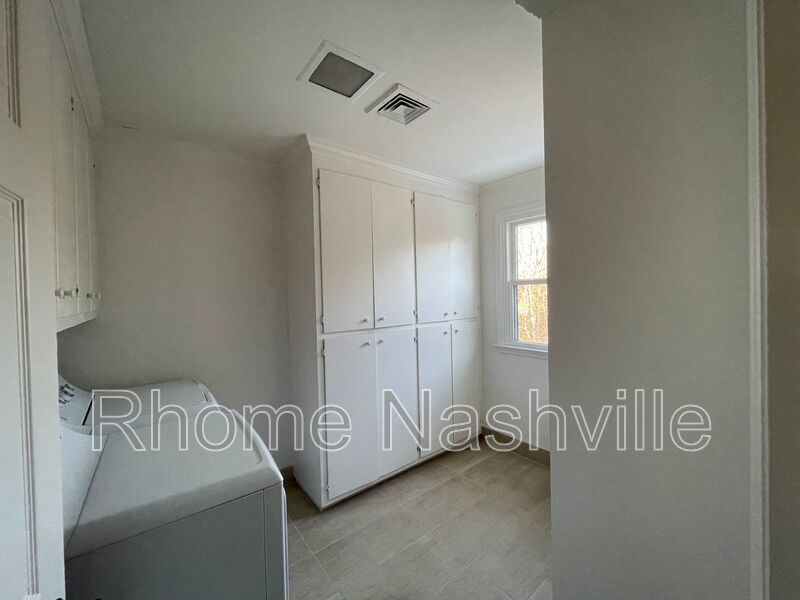 Spectacular West End condo in Richmeade Pl-Mostly Furnished Coming soon! property image