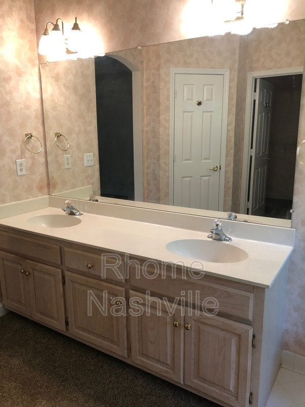 Beautiful and spacious 4 bed 2.5 bath near the lake! property image